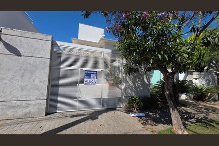 Casa de condomínio para alugar com 250m², 3 quartos e 4 vagas Casa de condomínio para alugar com 250m², 3 quartos e 4 vagasFachada placa