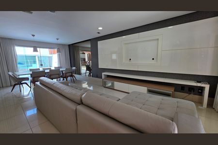 Casa de condomínio para alugar com 250m², 3 quartos e 4 vagas Casa de condomínio para alugar com 250m², 3 quartos e 4 vagasSala