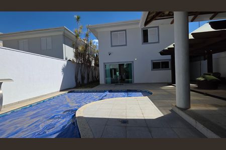 Casa de condomínio para alugar com 250m², 3 quartos e 4 vagas Casa de condomínio para alugar com 250m², 3 quartos e 4 vagasPiscina