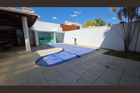 Casa de condomínio para alugar com 250m², 3 quartos e 4 vagas Casa de condomínio para alugar com 250m², 3 quartos e 4 vagasPiscina