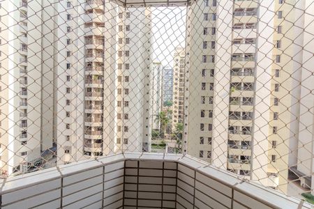 Apartamento à venda com 168m², 2 quartos e 3 vagas Apartamento à venda com 168m², 2 quartos e 3 vagasVista