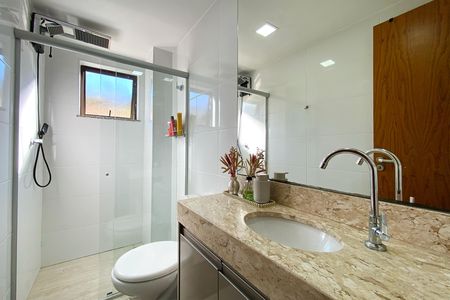 Banheiro de apartamento à venda com 2 quartos, 138m² em Sagrada Família, Belo Horizonte