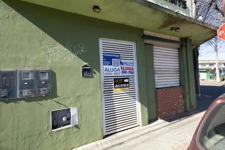Casa para alugar com 220m², 2 quartos e sem vaga Casa para alugar com 220m², 2 quartos e sem vagaFachada e Placa