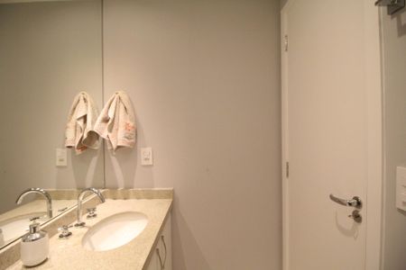Banheiro de apartamento à venda com 2 quartos, 65m² em Centro, Diadema