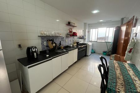 Cozinha de casa de condomínio à venda com 3 quartos, 104m² em Jardim Guanabara, Rio de Janeiro