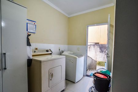 Casa à venda com 225m², 4 quartos e 3 vagas Casa à venda com 225m², 4 quartos e 3 vagasCozinha e Área de Serviço