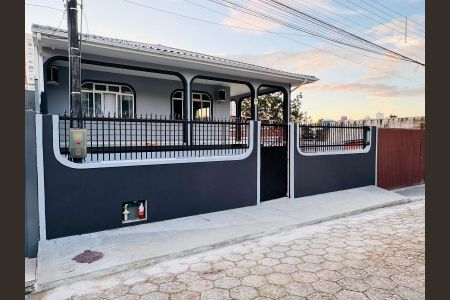Casa para alugar com 500m², 3 quartos e 8 vagasFachada