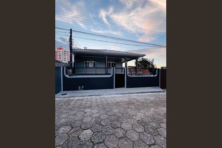 Casa para alugar com 500m², 3 quartos e 8 vagasFachada