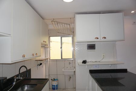 Cozinha de apartamento para alugar com 2 quartos, 44m² em Chácaras Caxingui, Embu das Artes