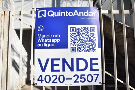 fachada da casa  com placa de venda cod MMGQ -263 de casa à venda com 2 quartos, 46m² em Parque Eloy Chaves, Jundiaí