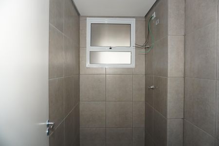 Banheiro de apartamento para alugar com 2 quartos, 48m² em Jardim Sao Luiz, Embu das Artes