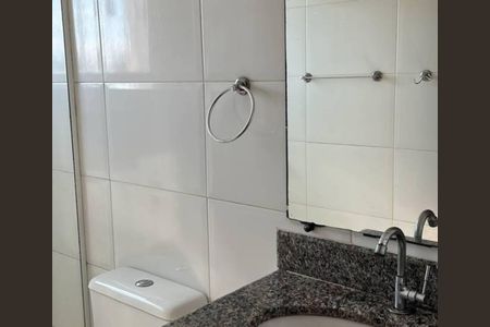 Banheiro de apartamento para alugar com 2 quartos, 55m² em Terra Firme, Rio das Ostras