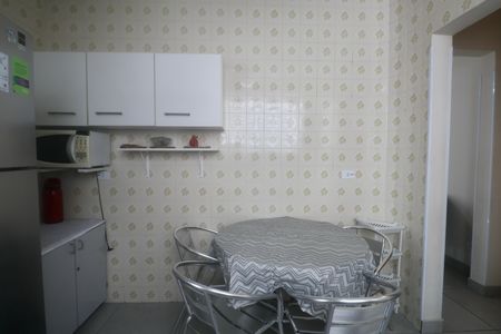 Cozinha de apartamento para alugar com 1 quarto, 55m² em Jardim Ana Maria, Guarujá