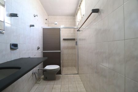 Banheiro de kitnet/studio para alugar com 1 quarto, 40m² em Pacaembu, Uberlândia