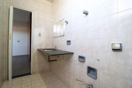 Banheiro de kitnet/studio para alugar com 1 quarto, 40m² em Pacaembu, Uberlândia