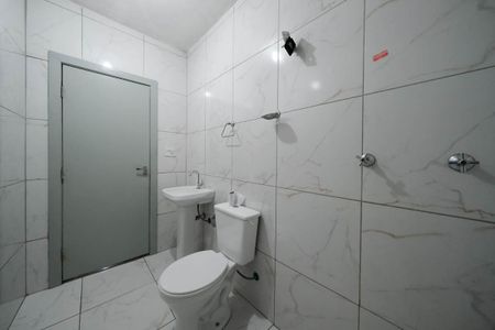 Banheiro de casa para alugar com 2 quartos, 100m² em Vila Buenos Aires, São Paulo
