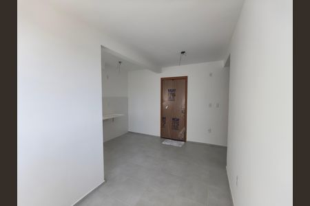 Sala com cozinha integrada de apartamento à venda com 2 quartos, 40m² em Taquara, Rio de Janeiro