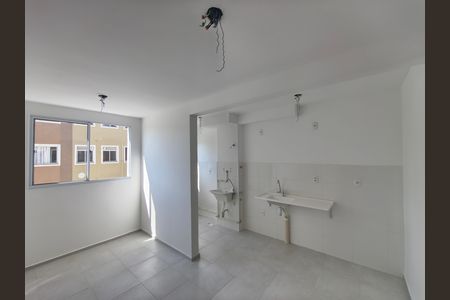 Sala com cozinha integrada de apartamento à venda com 2 quartos, 40m² em Taquara, Rio de Janeiro