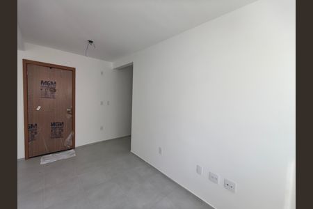 Sala com cozinha integrada de apartamento à venda com 2 quartos, 40m² em Taquara, Rio de Janeiro