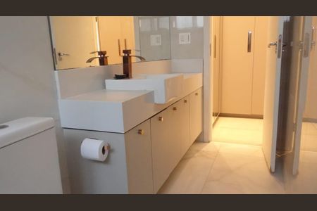 Apartamento à venda com 260m², 5 quartos e 3 vagas Apartamento à venda com 260m², 5 quartos e 3 vagasBanheiro quarto 4