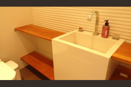 Apartamento à venda com 260m², 5 quartos e 3 vagas Apartamento à venda com 260m², 5 quartos e 3 vagas Banheiro