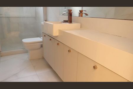 Apartamento à venda com 260m², 5 quartos e 3 vagas Apartamento à venda com 260m², 5 quartos e 3 vagasBanheiro quarto 4