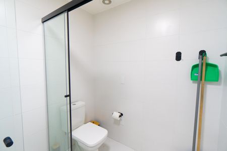 Banheiro de kitnet/studio para alugar com 1 quarto, 30m² em Vila Guarani (zona Sul), São Paulo