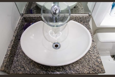 Banheiro de apartamento à venda com 2 quartos, 44m² em Canhema, Diadema