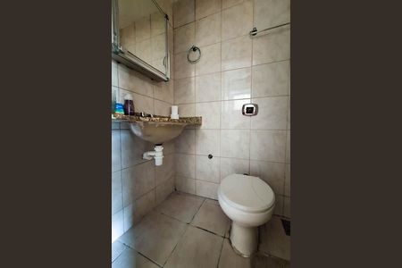 Banheiro de serviço de apartamento para alugar com 2 quartos, 84m² em Ingá, Niterói