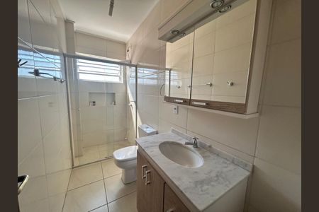 Banheiro de apartamento à venda com 4 quartos, 75m² em Petrópolis, Porto Alegre