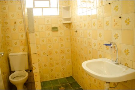 Banheiro social de casa para alugar com 3 quartos, 90m² em Setor Leste Universitário, Goiânia