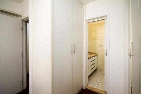 Casa de condomínio para alugar com 189m², 4 quartos e 3 vagas Casa de condomínio para alugar com 189m², 4 quartos e 3 vagasCloset Suíte 1