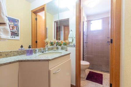 Banheiro de apartamento à venda com 4 quartos, 140m² em Vila Paris, Belo Horizonte
