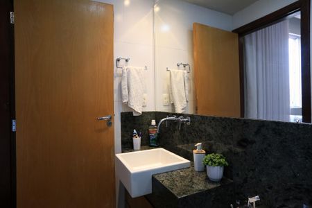 Apartamento à venda com 110m², 4 quartos e 2 vagas Apartamento à venda com 110m², 4 quartos e 2 vagasBanheiro da Suíte
