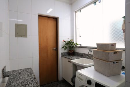 Apartamento à venda com 110m², 4 quartos e 2 vagas Apartamento à venda com 110m², 4 quartos e 2 vagasCozinha e Área de Serviço