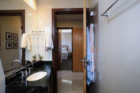 Banheiro de apartamento à venda com 3 quartos, 110m² em Ana Lúcia, Belo Horizonte