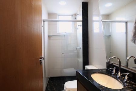 Banheiro de apartamento à venda com 3 quartos, 110m² em Ana Lúcia, Belo Horizonte