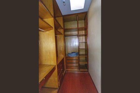 Casa para alugar com 360m², 4 quartos e 5 vagasCloset da suíte 