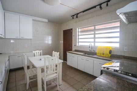 Casa para alugar com 360m², 4 quartos e 5 vagasCozinha 