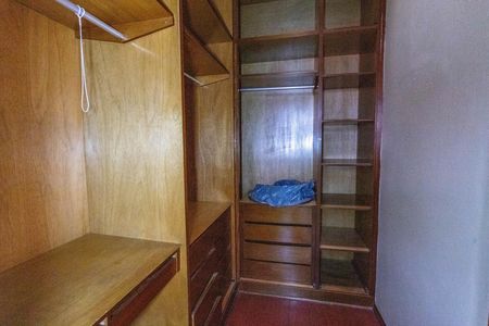 Casa para alugar com 360m², 4 quartos e 5 vagasCloset da suíte 