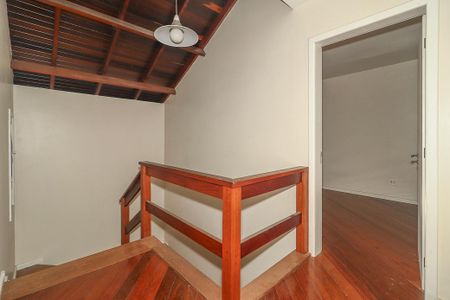 Escada de casa para alugar com 3 quartos, 250m² em Jardim Itu, Porto Alegre