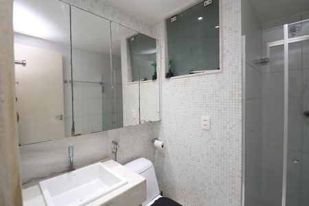 Banheiro de apartamento para alugar com 2 quartos, 80m² em Costa Azul, Salvador