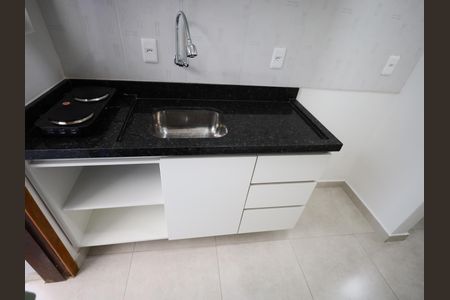 Cozinha de kitnet/studio para alugar com 1 quarto, 15m² em Cidade São Francisco, São Paulo