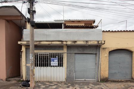 Casa à venda com 180m², 4 quartos e 2 vagas Casa à venda com 180m², 4 quartos e 2 vagasFachada
