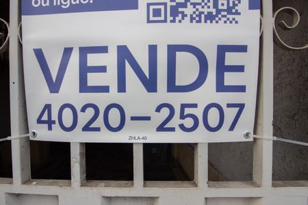 Casa à venda com 180m², 4 quartos e 2 vagas Casa à venda com 180m², 4 quartos e 2 vagasPlaquinha Instalada