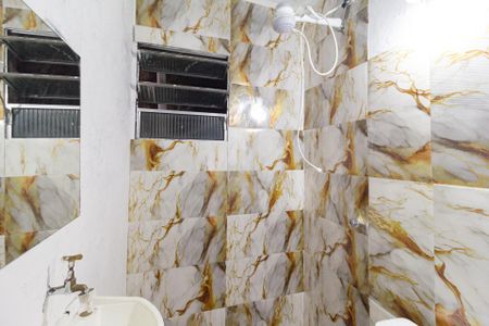 Banheiro de casa para alugar com 1 quarto, 30m² em Vila Creti, Carapicuíba