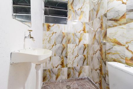 Banheiro de casa para alugar com 1 quarto, 30m² em Vila Creti, Carapicuíba
