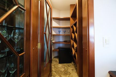 Apartamento à venda com 590m², 3 quartos e 5 vagasAdega