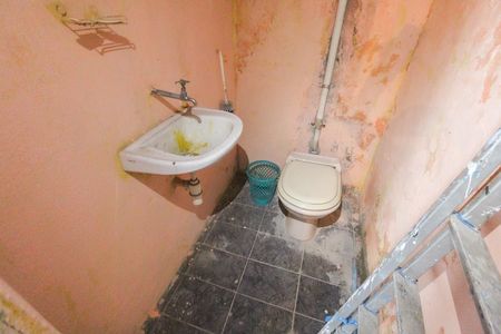 Banheiro da Garagem de casa à venda com 2 quartos, 103m² em Vila Aurea, São Paulo