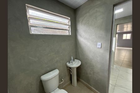 Banheiro de kitnet/studio para alugar com 1 quarto, 40m² em Bento Ribeiro, Rio de Janeiro